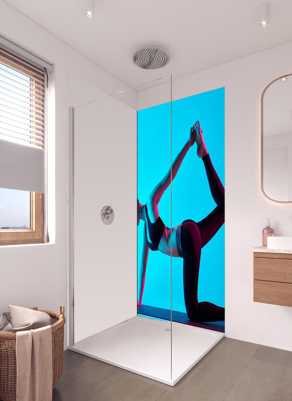 Duschrückwand - konzentrierte Frau in Yoga-Pose in hellem Badezimmer mit Regenduschkopf - einteilige Duschrückwand