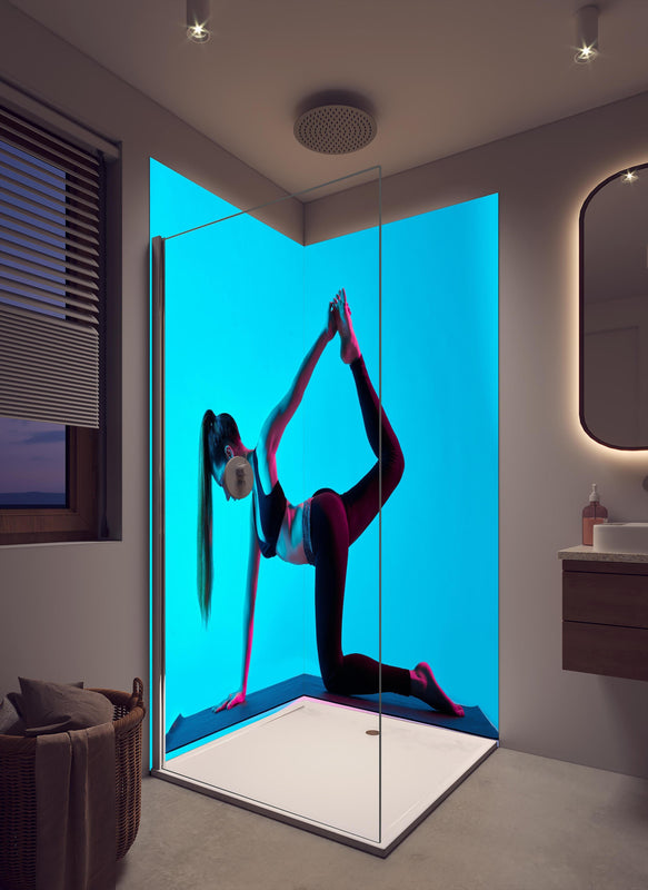Duschrückwand - konzentrierte Frau in Yoga-Pose in cremefarbenem Badezimmer mit Regenduschkopf
