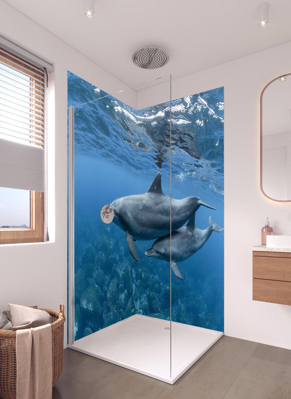Duschrückwand - niedliche Delfin-Familie in hellem Badezimmer mit Regenduschkopf  - zweiteilige Eck-Duschrückwand