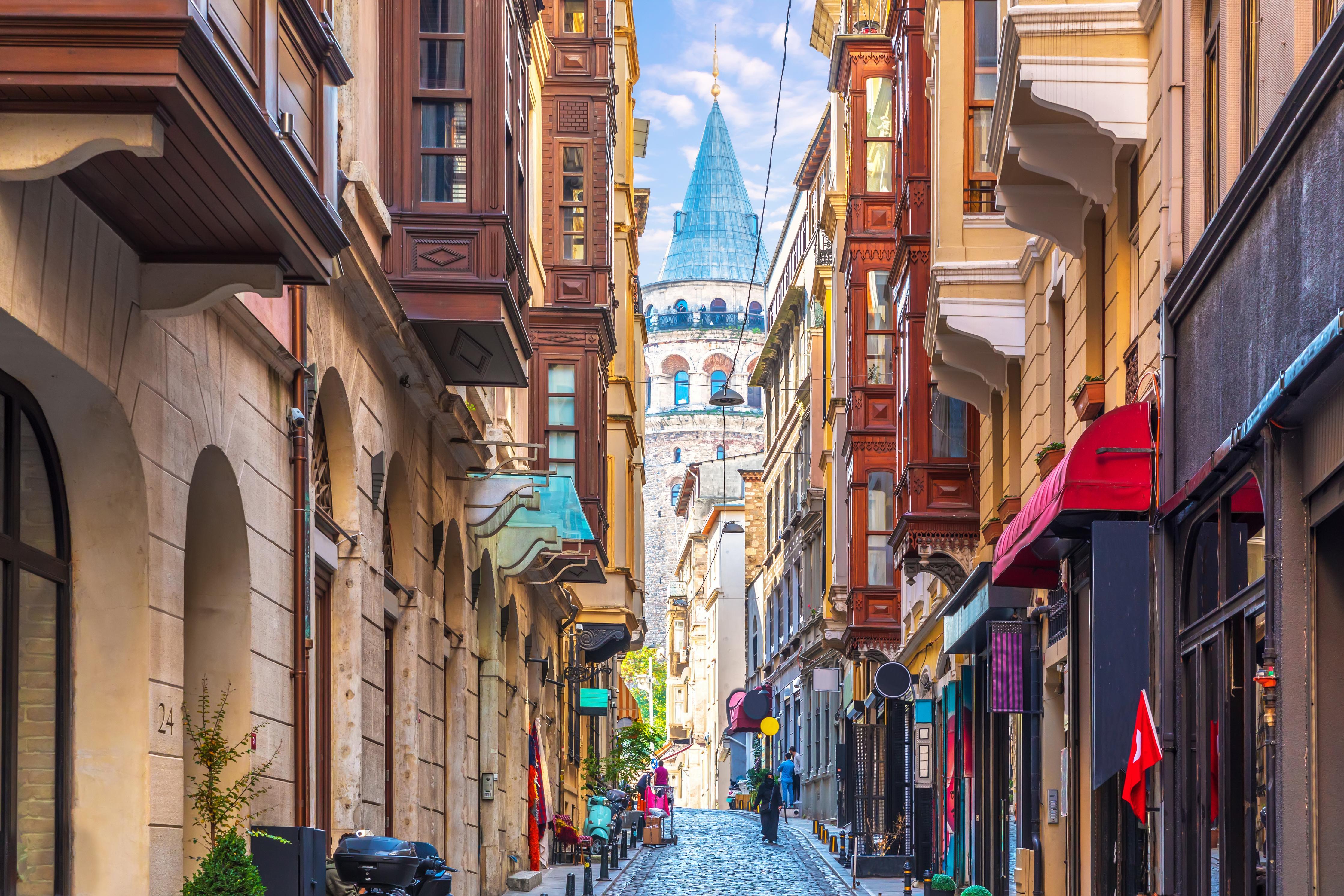 Duschrückwand-ruhige Gassenansicht auf Galata-Turm