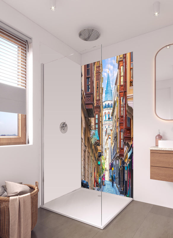 Duschrückwand - ruhige Gassenansicht auf Galata-Turm in hellem Badezimmer mit Regenduschkopf - einteilige Duschrückwand