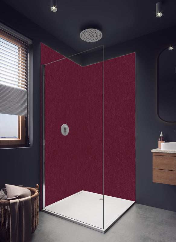 Duschrückwand - traditionelle rötliches Papier in dunklem Badezimmer mit Regenduschkopf