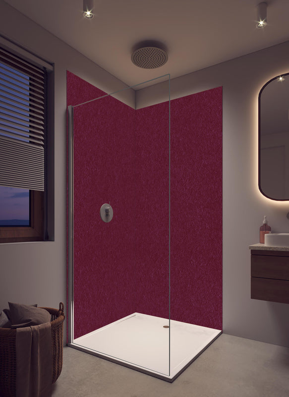 Duschrückwand - traditionelle rötliches Papier in cremefarbenem Badezimmer mit Regenduschkopf