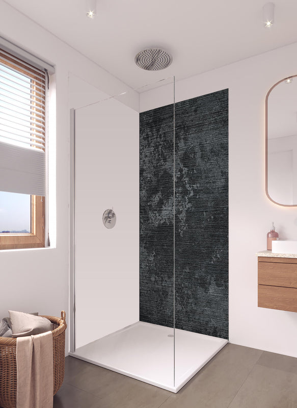 Duschrückwand - wild gebürstetes Metall in hellem Badezimmer mit Regenduschkopf - einteilige Duschrückwand