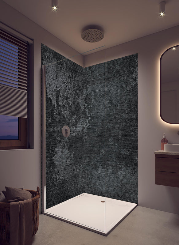 Duschrückwand - wild gebürstetes Metall in cremefarbenem Badezimmer mit Regenduschkopf