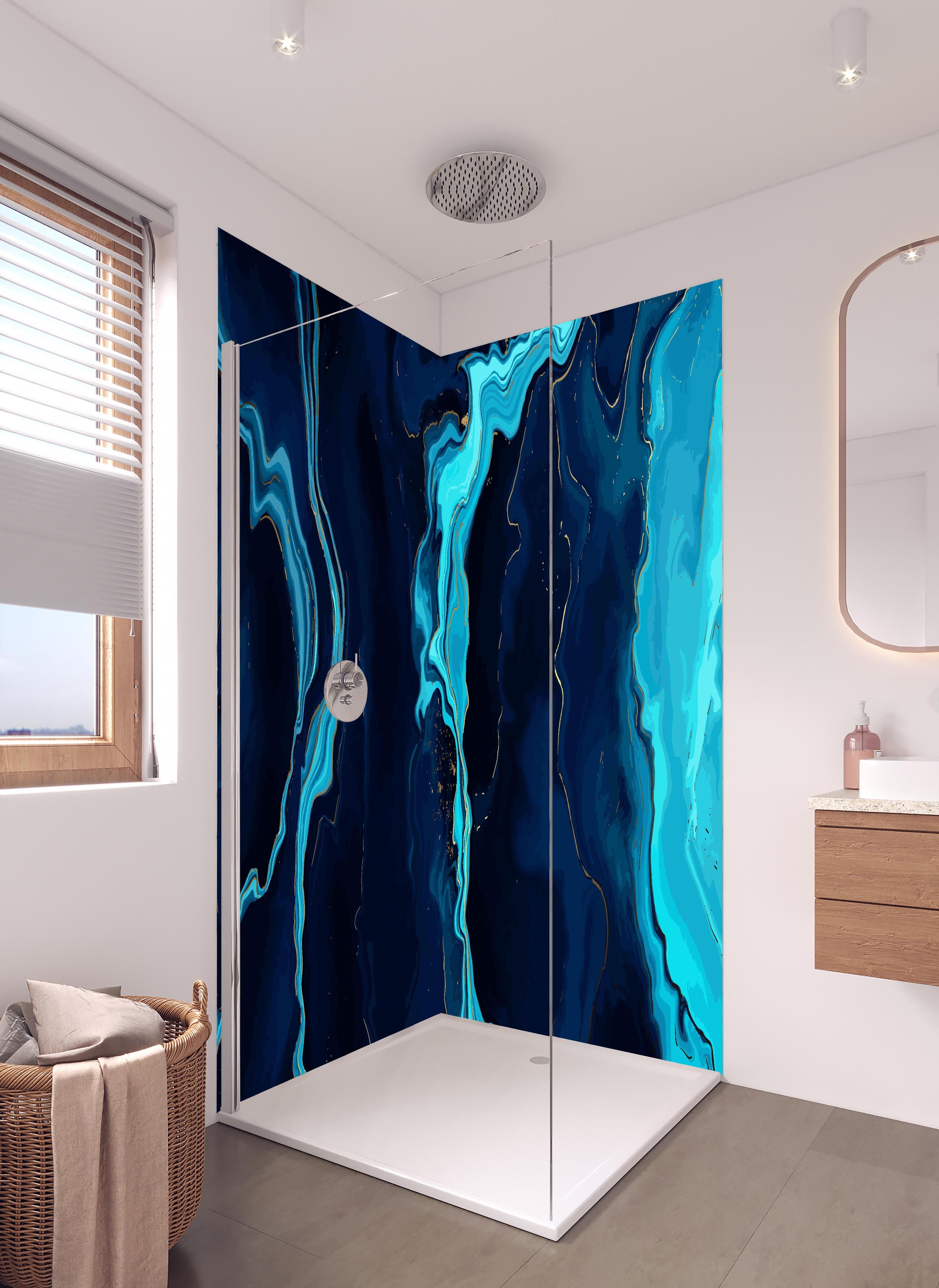 Duschrückwand - Dynamische Blau-Türkis Fluid Art Malerei in hellem Badezimmer mit Regenduschkopf  - zweiteilige Eck-Duschrückwand