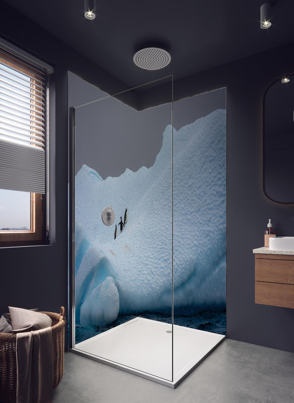 Duschrückwand - Eisige Region - Südpol in hellem Badezimmer mit Regenduschkopf  - zweiteilige Eck-Duschrückwand