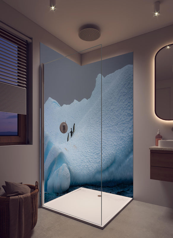 Duschrückwand - Eisige Region - Südpol in hellem Badezimmer mit Regenduschkopf  - zweiteilige Eck-Duschrückwand