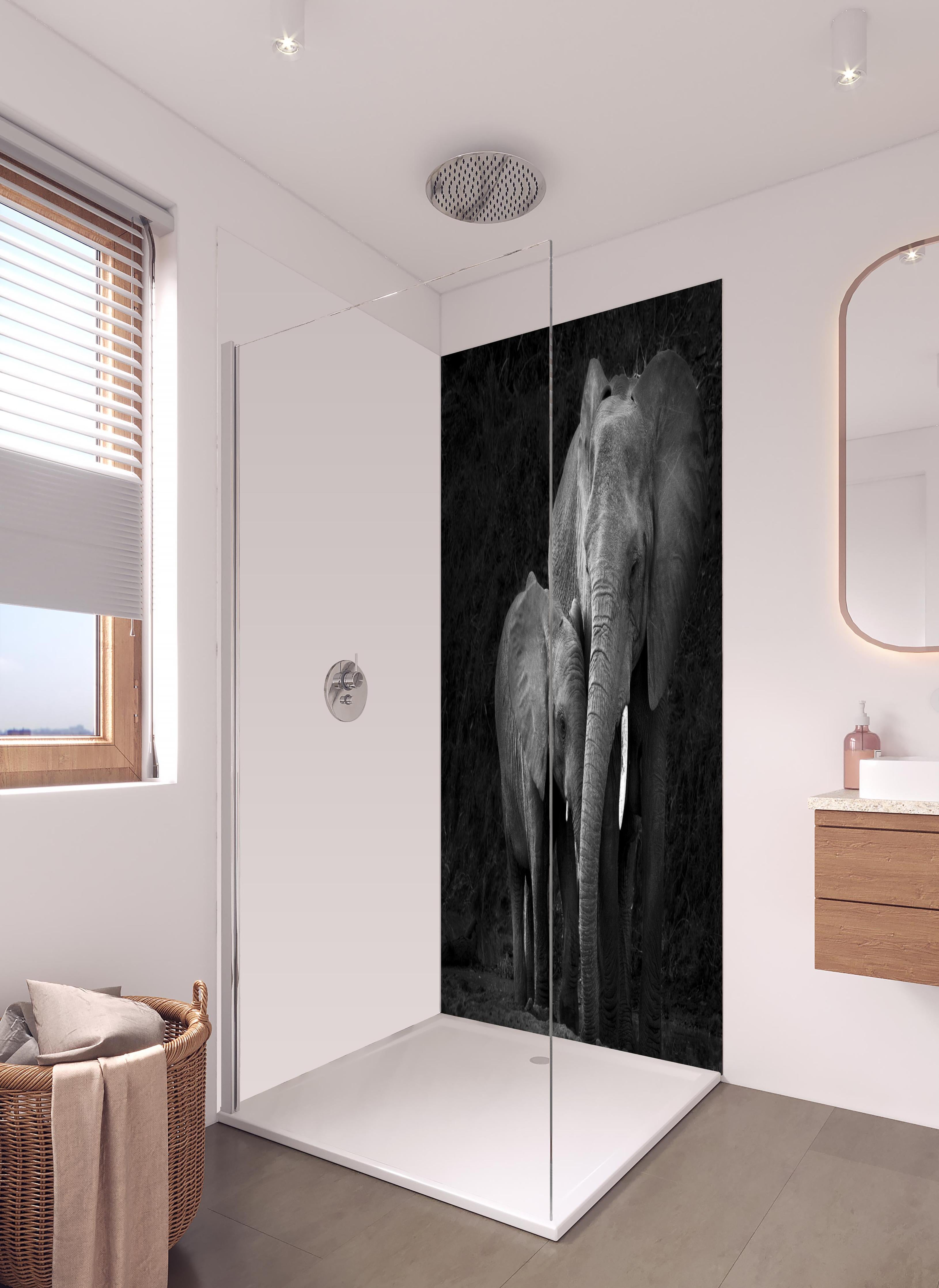 Duschrückwand - Elefanten in der Natur - schwarz-weiß in hellem Badezimmer mit Regenduschkopf  - zweiteilige Eck-Duschrückwand