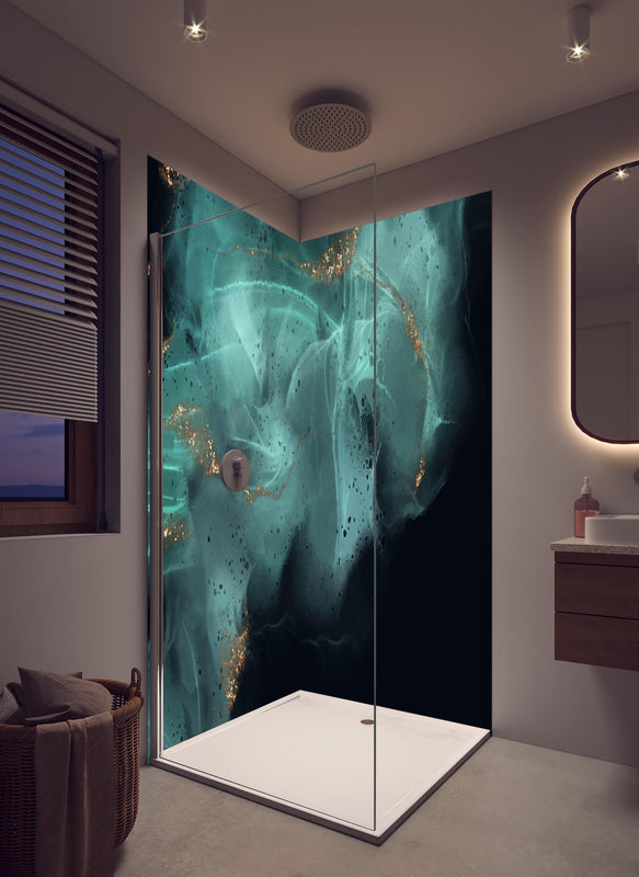 Duschrückwand - Elegante Alkoholtinte in Türkis mit Goldakzent in hellem Badezimmer mit Regenduschkopf  - zweiteilige Eck-Duschrückwand