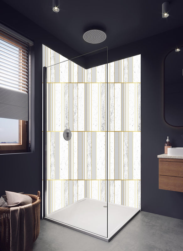 Duschrückwand - Elegante Fliese in Weiß-Gold-Marmoroptik in hellem Badezimmer mit Regenduschkopf  - zweiteilige Eck-Duschrückwand