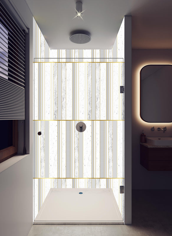 Duschrückwand - Elegante grauweiße Textur mit Goldlinien in hellem Badezimmer mit Regenduschkopf  - zweiteilige Eck-Duschrückwand