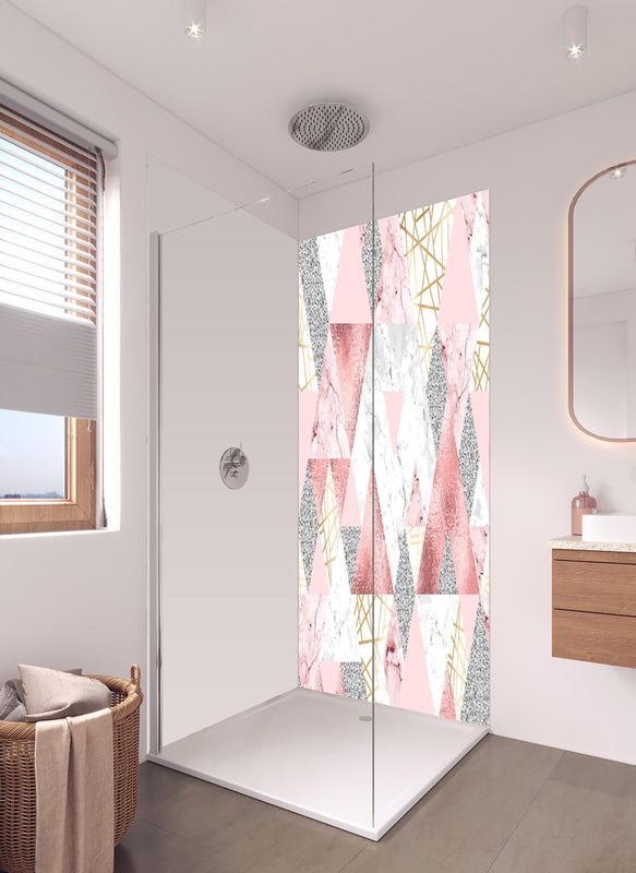 Duschrückwand - Eleganter Marmor Dekor in Rosa und Gold in hellem Badezimmer mit Regenduschkopf  - zweiteilige Eck-Duschrückwand