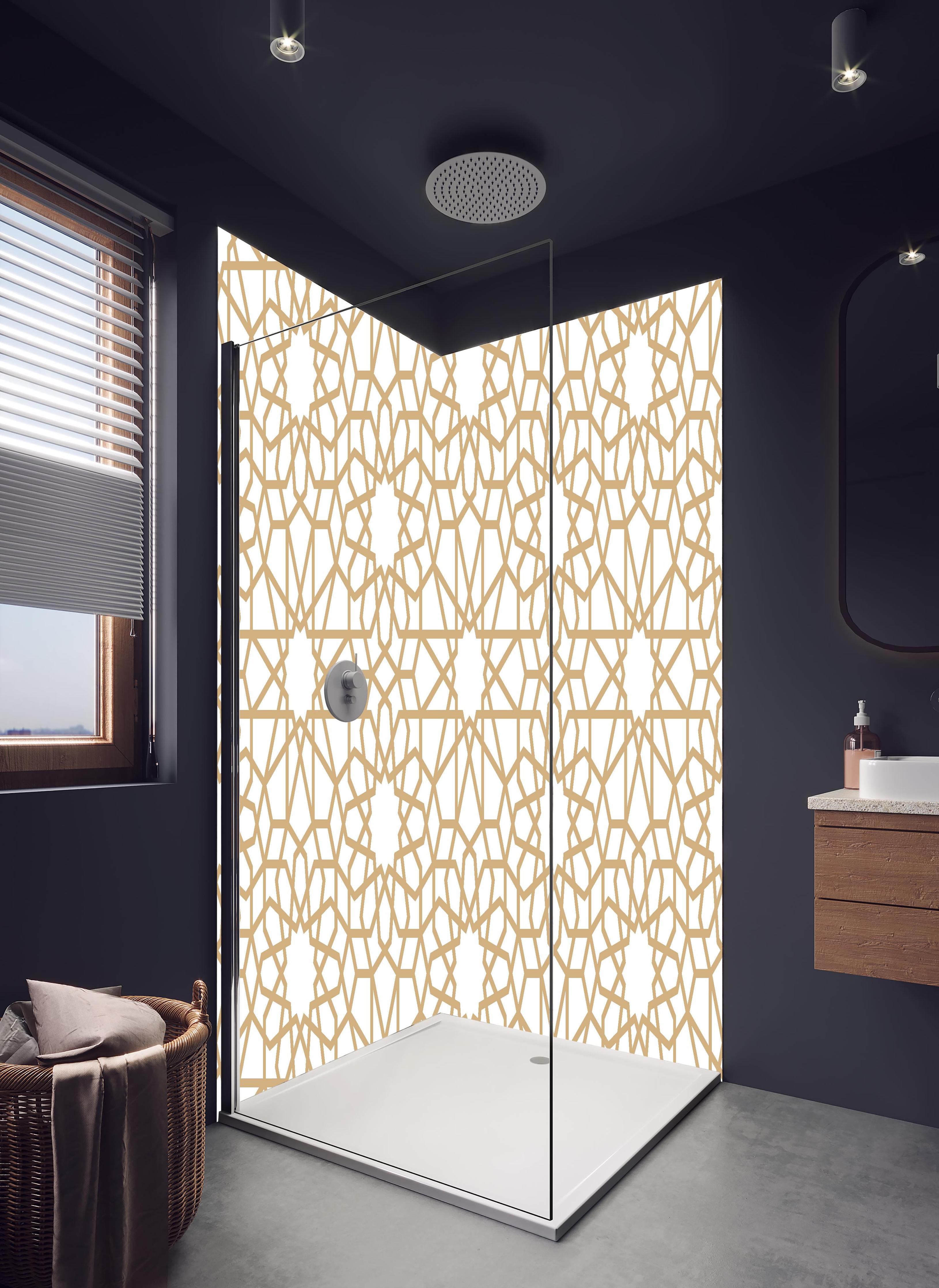 Duschrückwand - Elegantes Arabesken Design in Gold und Weiß in hellem Badezimmer mit Regenduschkopf  - zweiteilige Eck-Duschrückwand