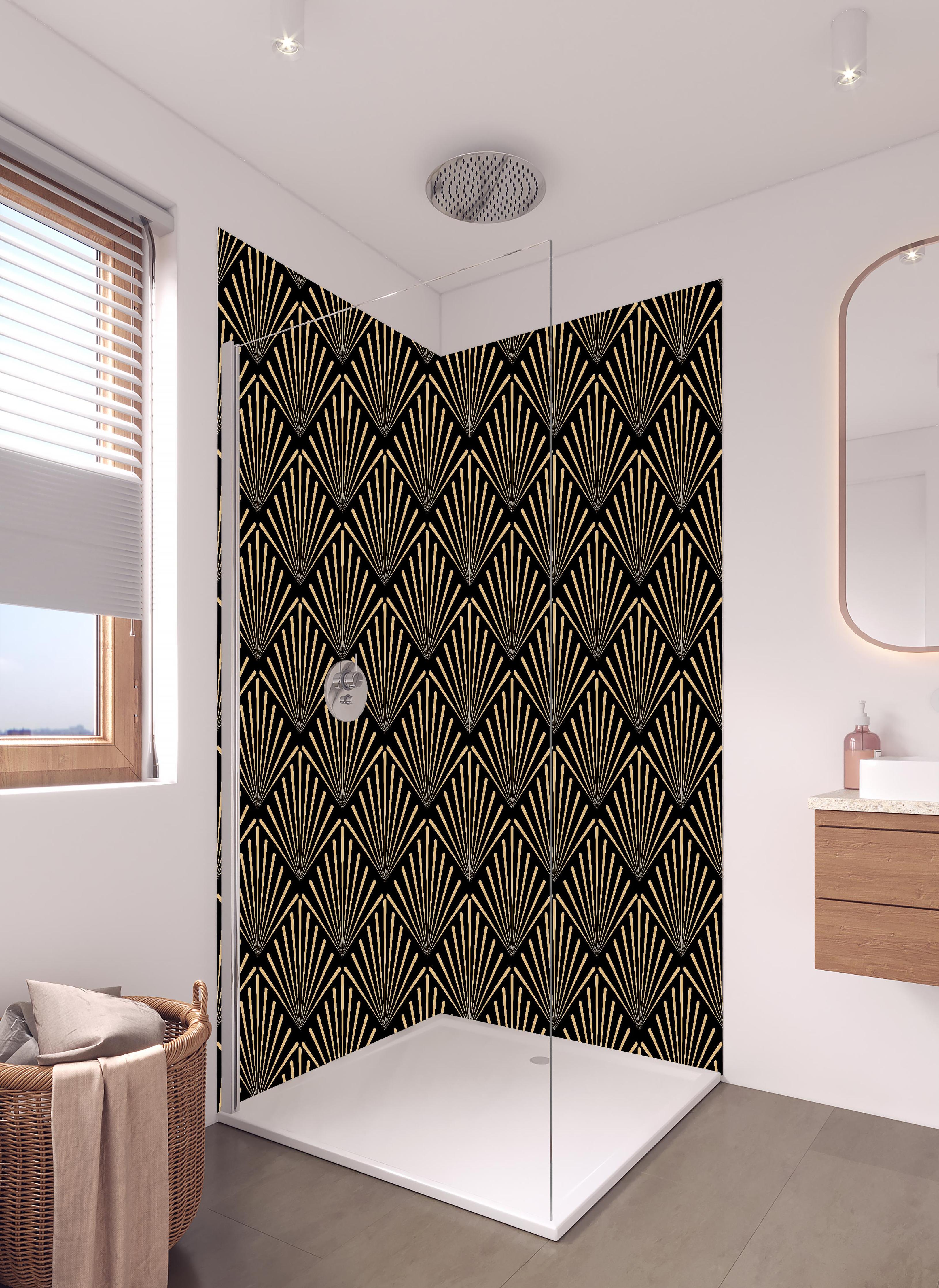 Duschrückwand - Elegantes Art-Deco-Muster in Gold und Schwarz in hellem Badezimmer mit Regenduschkopf  - zweiteilige Eck-Duschrückwand