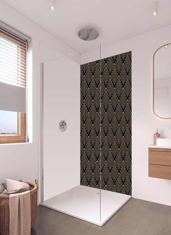 Duschrückwand - Elegantes Art-Deco-Muster in Gold und Schwarz in hellem Badezimmer mit Regenduschkopf  - zweiteilige Eck-Duschrückwand