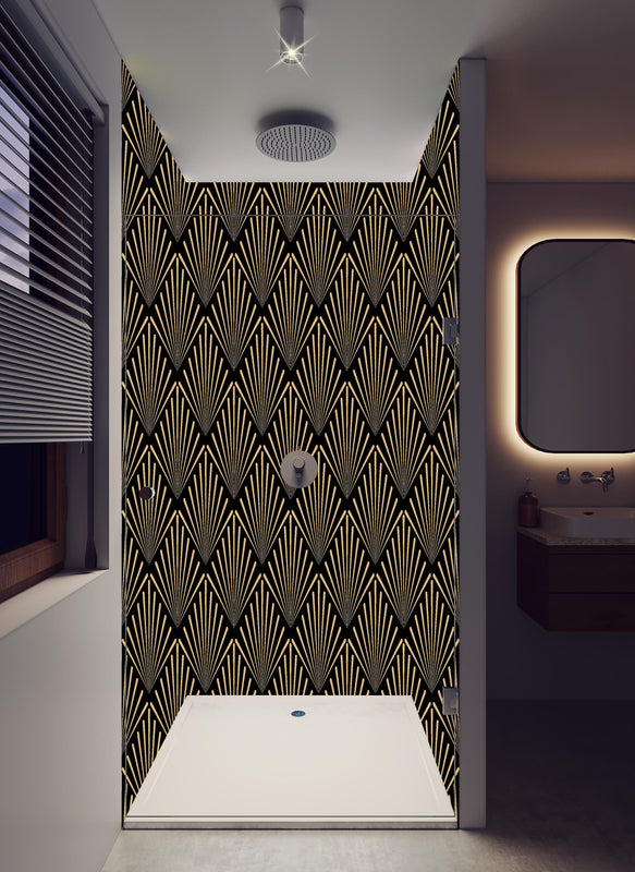 Duschrückwand - Elegantes Art-Deco-Muster in Gold und Schwarz in hellem Badezimmer mit Regenduschkopf  - zweiteilige Eck-Duschrückwand