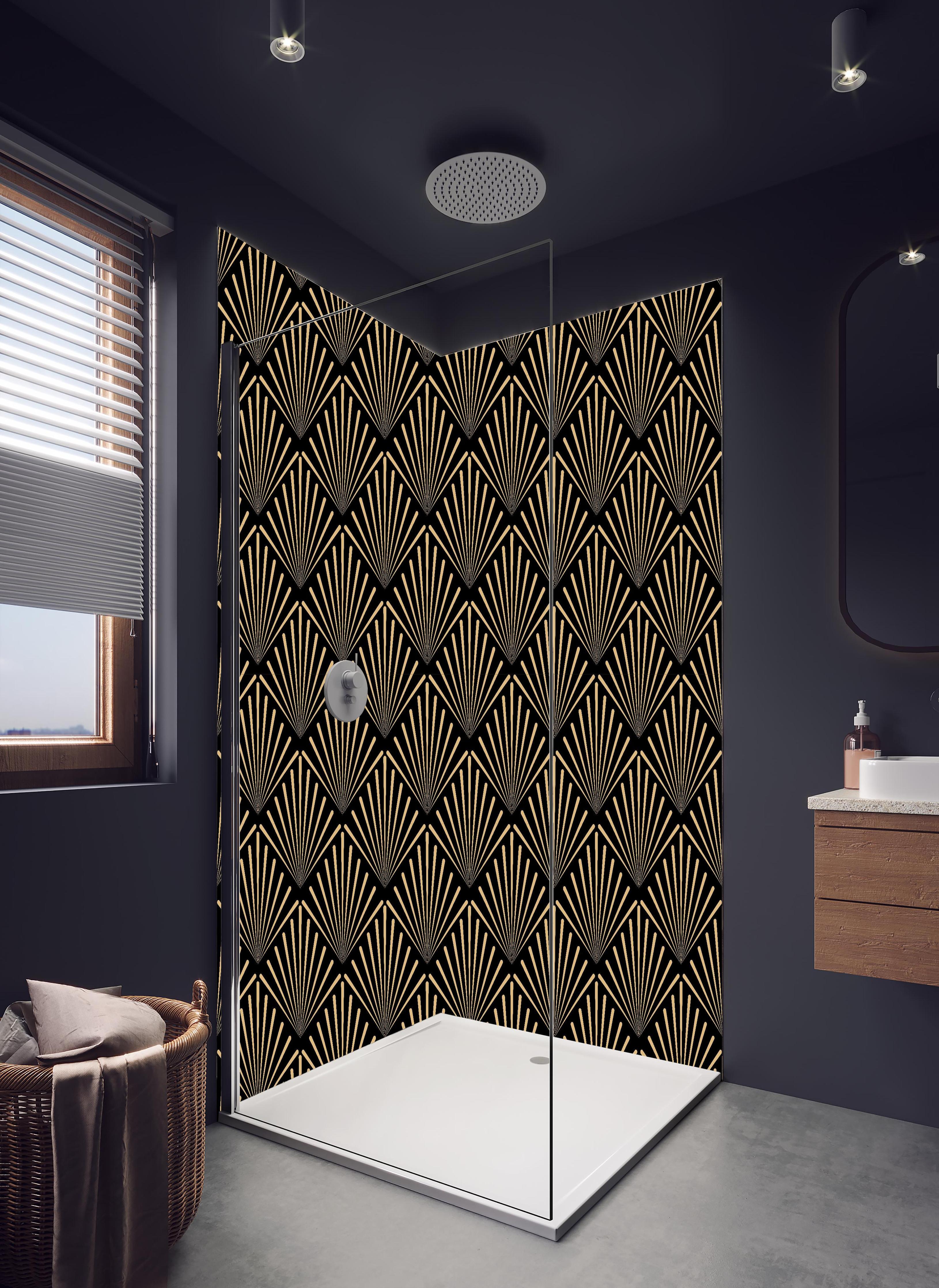 Duschrückwand - Elegantes Art-Deco-Muster in Gold und Schwarz in hellem Badezimmer mit Regenduschkopf  - zweiteilige Eck-Duschrückwand