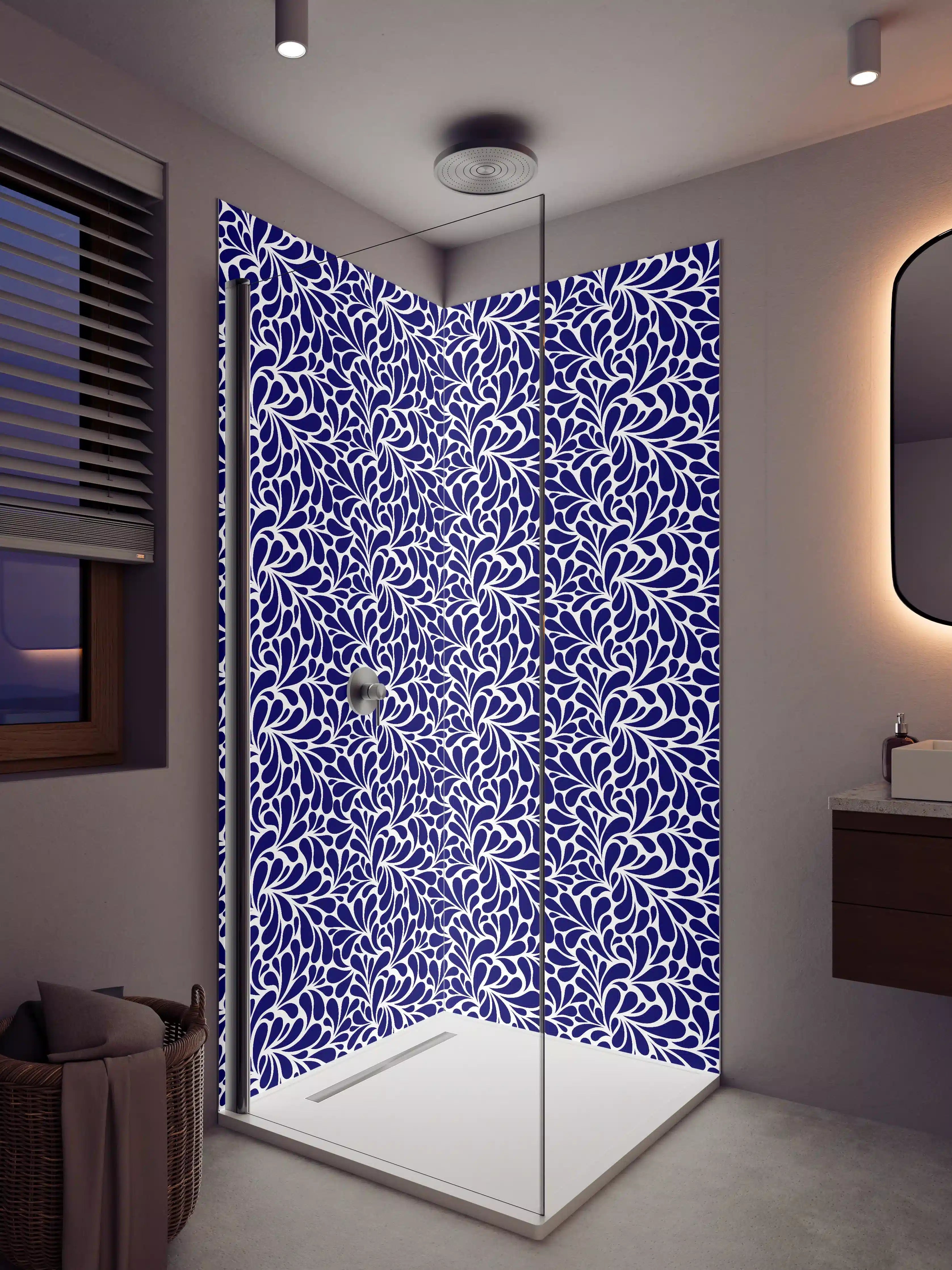 Duschrückwand - Elegantes Blaumuster mit floralem Design