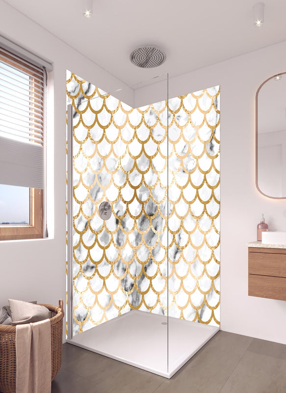 Duschrückwand - Elegantes Gold Marmor Skalenmuster Design in hellem Badezimmer mit Regenduschkopf  - zweiteilige Eck-Duschrückwand
