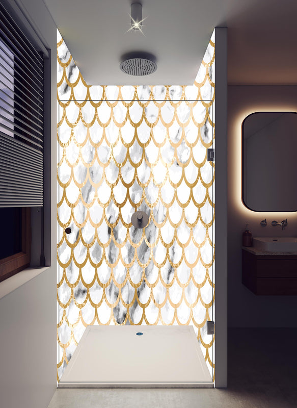 Duschrückwand - Elegantes Gold Marmor Skalenmuster Design in hellem Badezimmer mit Regenduschkopf  - zweiteilige Eck-Duschrückwand