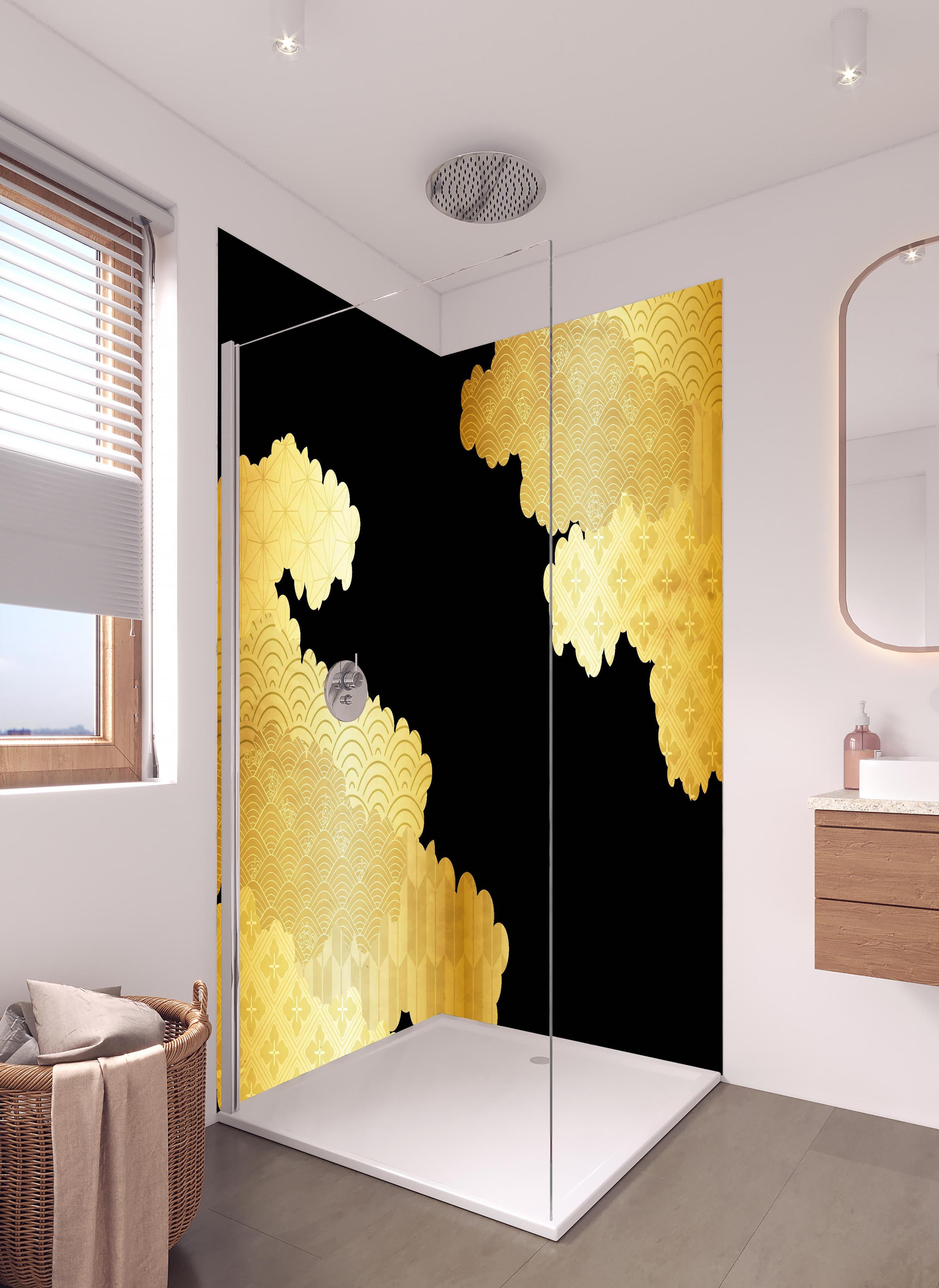 Duschrückwand - Elegantes Gold Wolkendesign Luxusmuster in hellem Badezimmer mit Regenduschkopf  - zweiteilige Eck-Duschrückwand