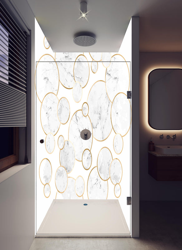 Duschrückwand - Elegantes Marmorkreis-Muster in Weiß-Gold in hellem Badezimmer mit Regenduschkopf  - zweiteilige Eck-Duschrückwand