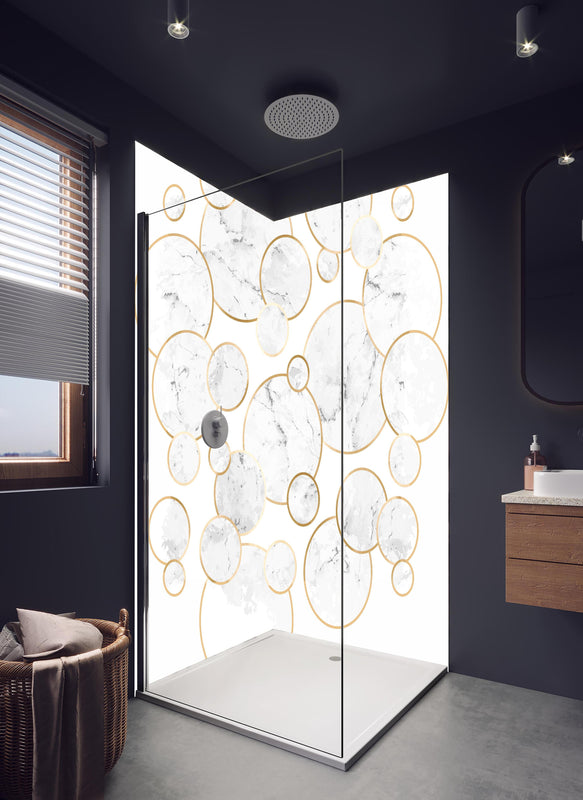 Duschrückwand - Elegantes Marmorkreis-Muster in Weiß-Gold in hellem Badezimmer mit Regenduschkopf  - zweiteilige Eck-Duschrückwand