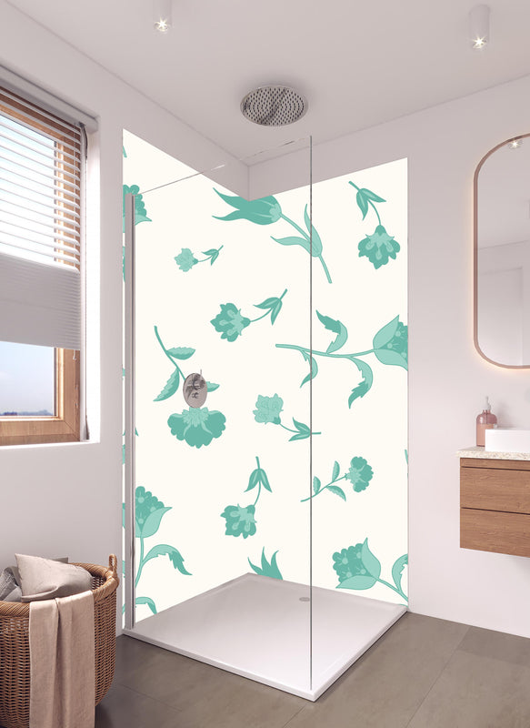 Duschrückwand - Elegantes Türkis-Weißes Blumenmuster in hellem Badezimmer mit Regenduschkopf  - zweiteilige Eck-Duschrückwand