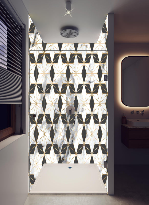 Duschrückwand - Elegantes Weiß-Gold Muster auf Marmor in hellem Badezimmer mit Regenduschkopf  - zweiteilige Eck-Duschrückwand