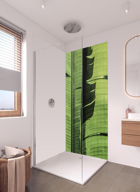 Duschrückwand - Exotisches grünes Palmenblatt-Design in hellem Badezimmer mit Regenduschkopf  - zweiteilige Eck-Duschrückwand