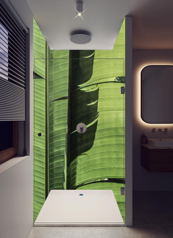 Duschrückwand - Exotisches grünes Palmenblatt-Design in hellem Badezimmer mit Regenduschkopf  - zweiteilige Eck-Duschrückwand