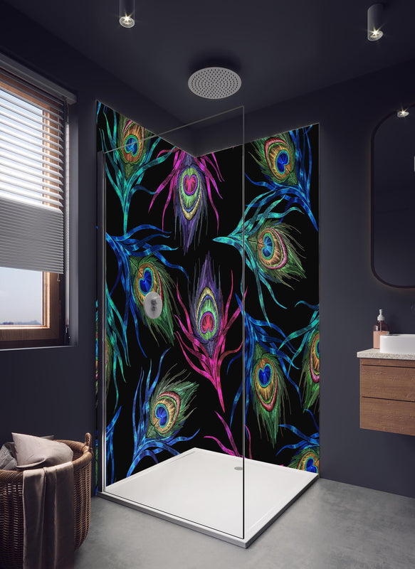 Duschrückwand - Farbenfrohe Pfauenfedern Nahtloses Muster in hellem Badezimmer mit Regenduschkopf  - zweiteilige Eck-Duschrückwand