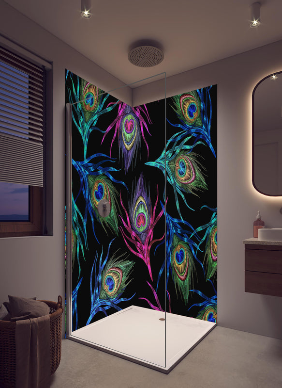 Duschrückwand - Farbenfrohe Pfauenfedern Nahtloses Muster in hellem Badezimmer mit Regenduschkopf  - zweiteilige Eck-Duschrückwand