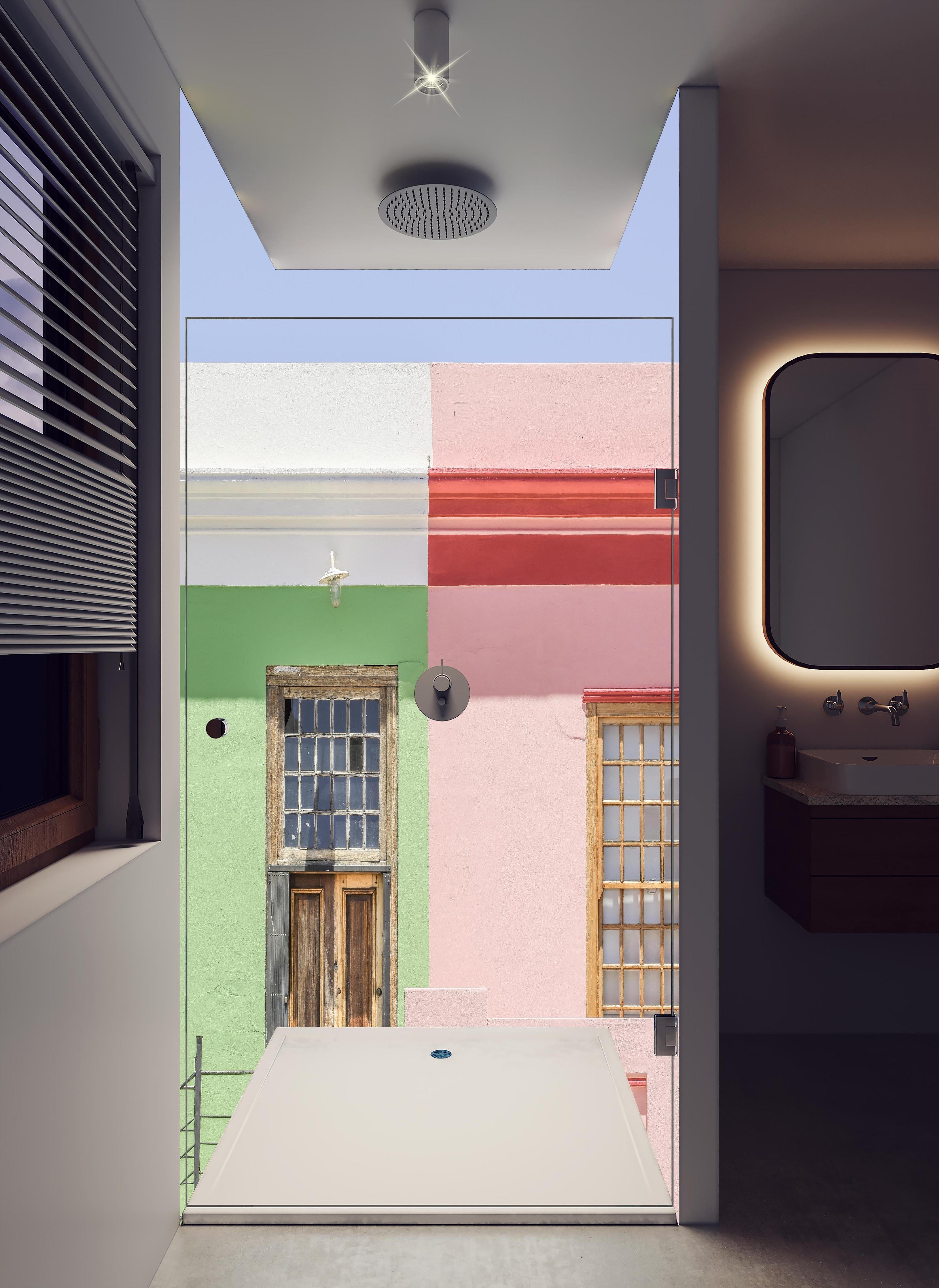 Duschrückwand - Farbenfrohe urbane Cottage Hausfassaden in hellem Badezimmer mit Regenduschkopf  - zweiteilige Eck-Duschrückwand