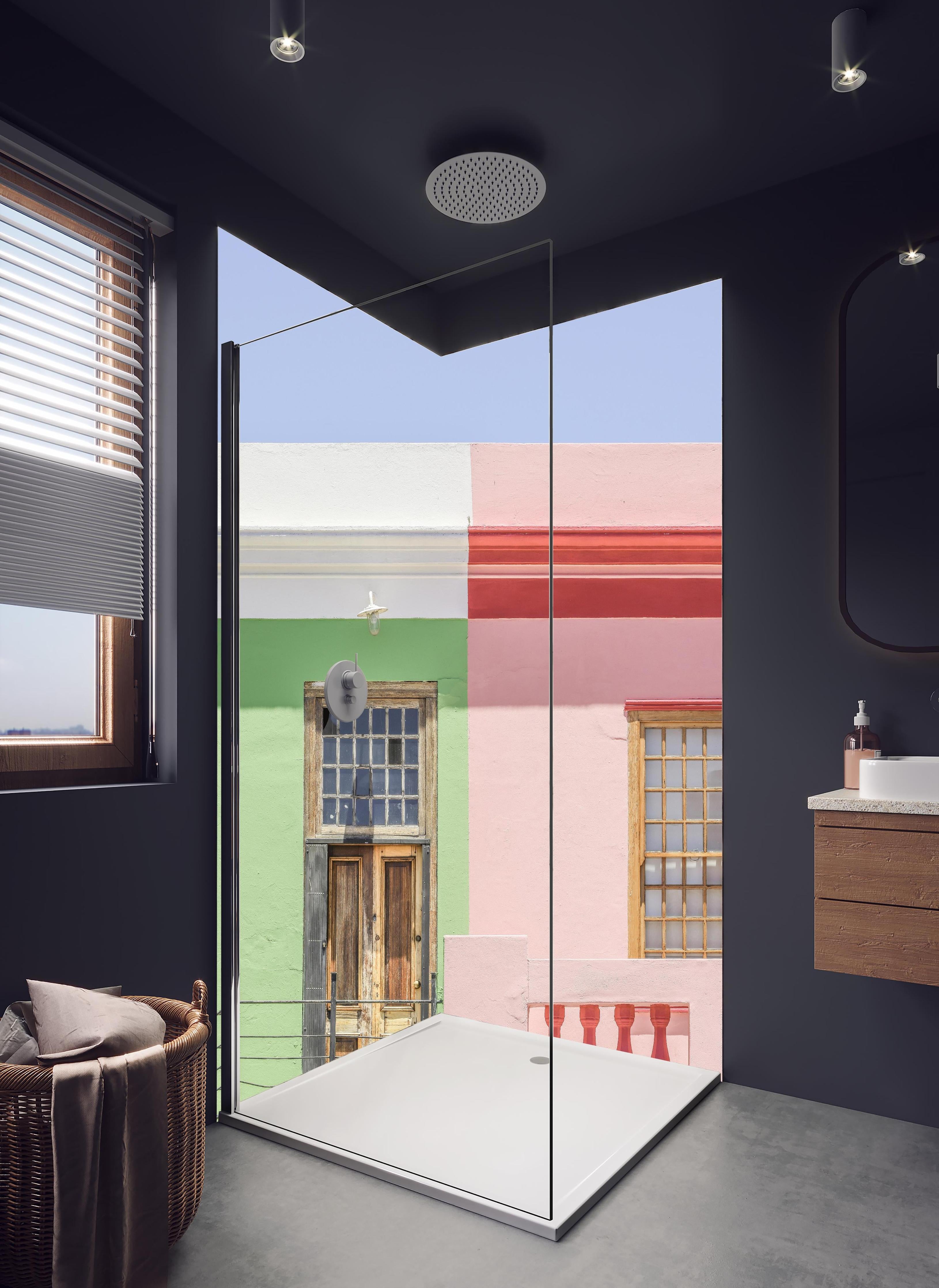 Duschrückwand - Farbenfrohe urbane Cottage Hausfassaden in hellem Badezimmer mit Regenduschkopf  - zweiteilige Eck-Duschrückwand