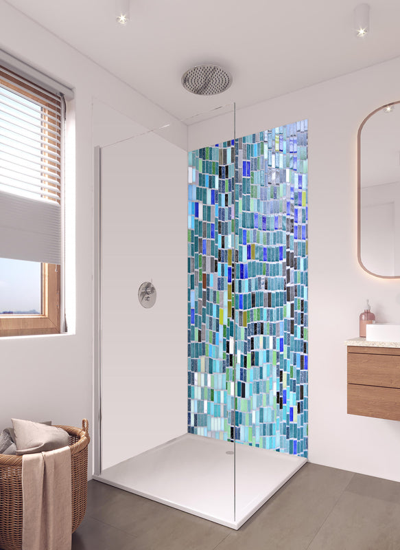 Duschrückwand - Farbenfrohes Mosaikfliesen Wanddesign in hellem Badezimmer mit Regenduschkopf  - zweiteilige Eck-Duschrückwand
