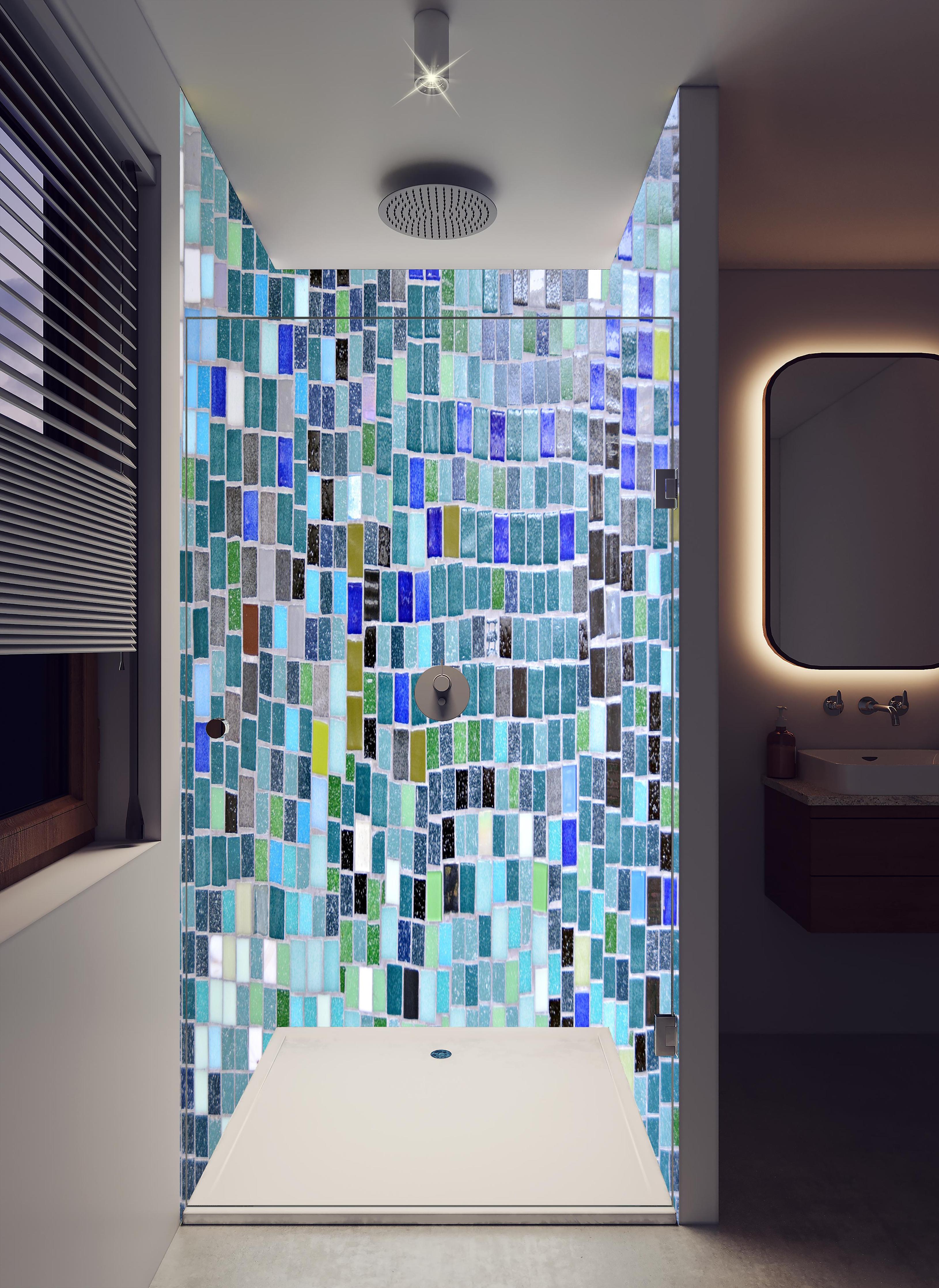Duschrückwand - Farbenfrohes Mosaikfliesen Wanddesign in hellem Badezimmer mit Regenduschkopf  - zweiteilige Eck-Duschrückwand
