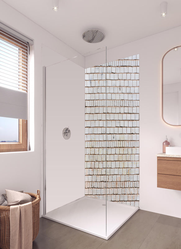 Duschrückwand - Feine weiße Ziegelmauer Struktur in hellem Badezimmer mit Regenduschkopf  - zweiteilige Eck-Duschrückwand