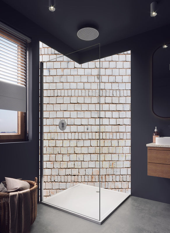Duschrückwand - Feine weiße Ziegelmauer Struktur in hellem Badezimmer mit Regenduschkopf  - zweiteilige Eck-Duschrückwand