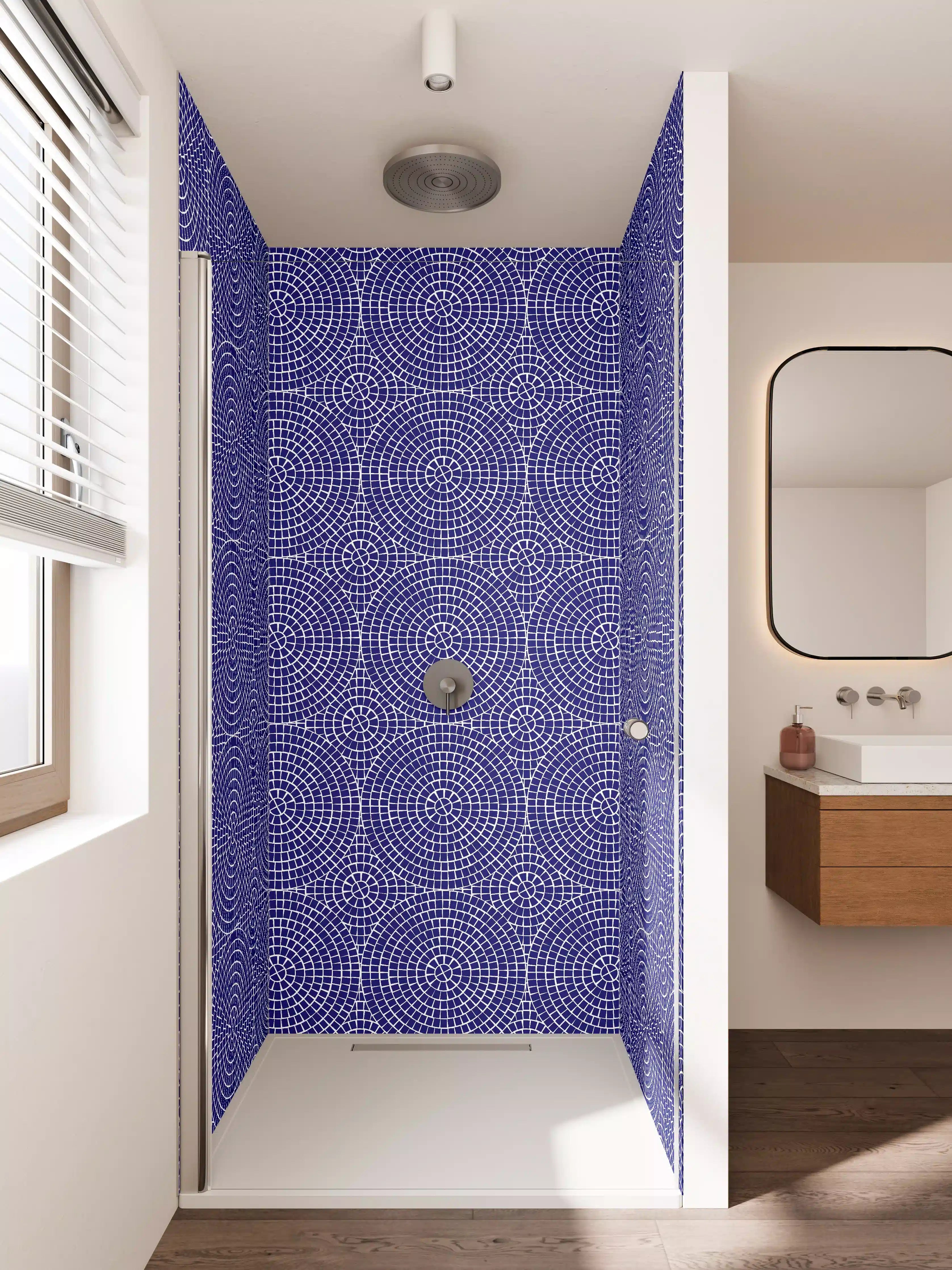 Duschrückwand - Feinster Blau-Weiß-Design mit Graunuancen