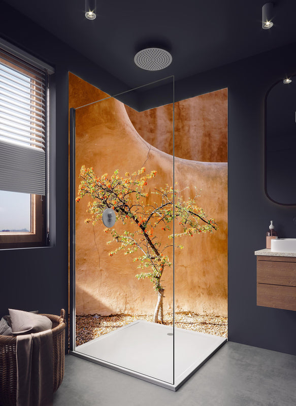Duschrückwand - Feuerdornbaum in Bergregion - Amerika  in hellem Badezimmer mit Regenduschkopf  - zweiteilige Eck-Duschrückwand