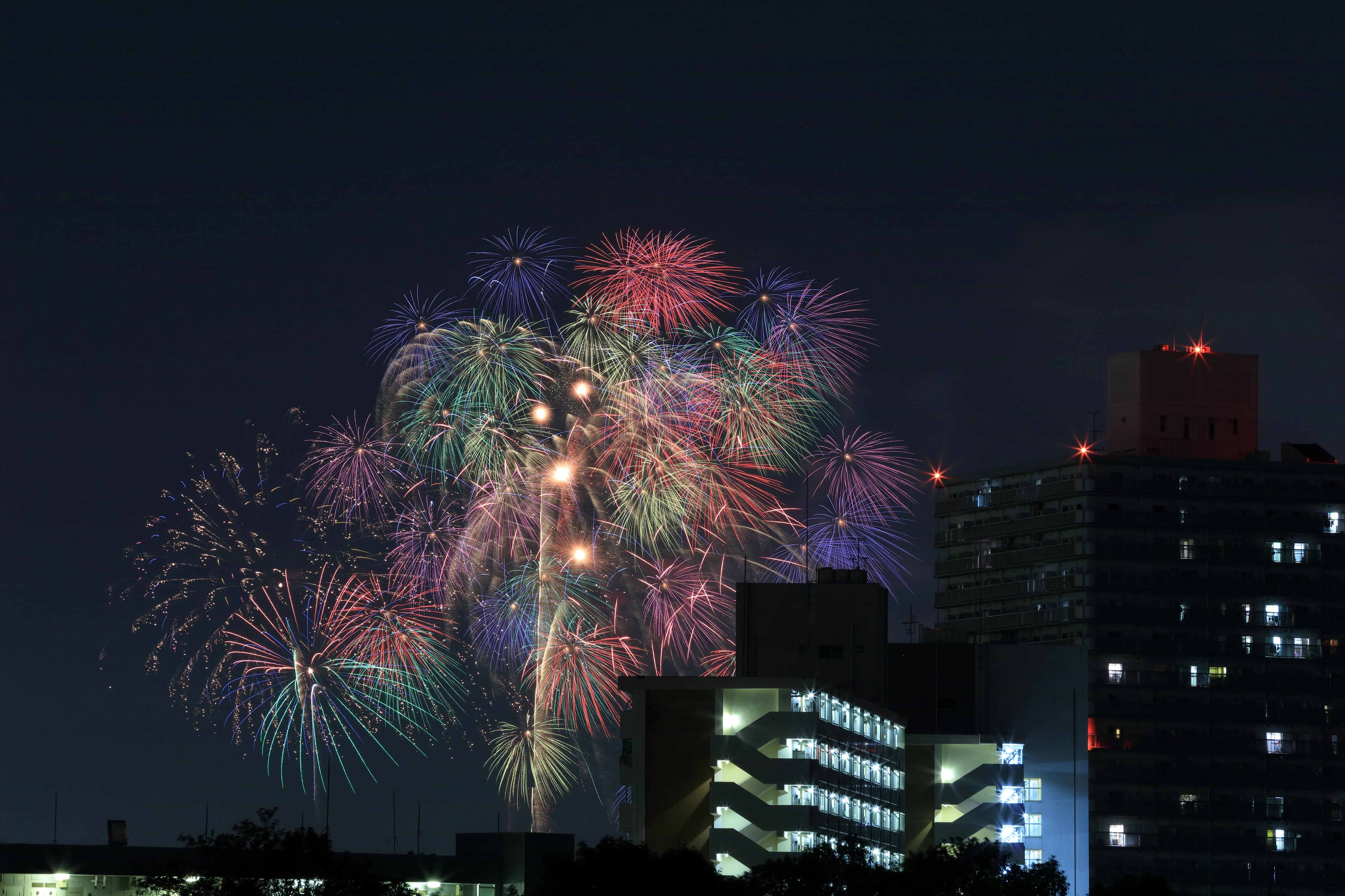 Duschrückwand-Feuerwerk an der Toda-Brücke