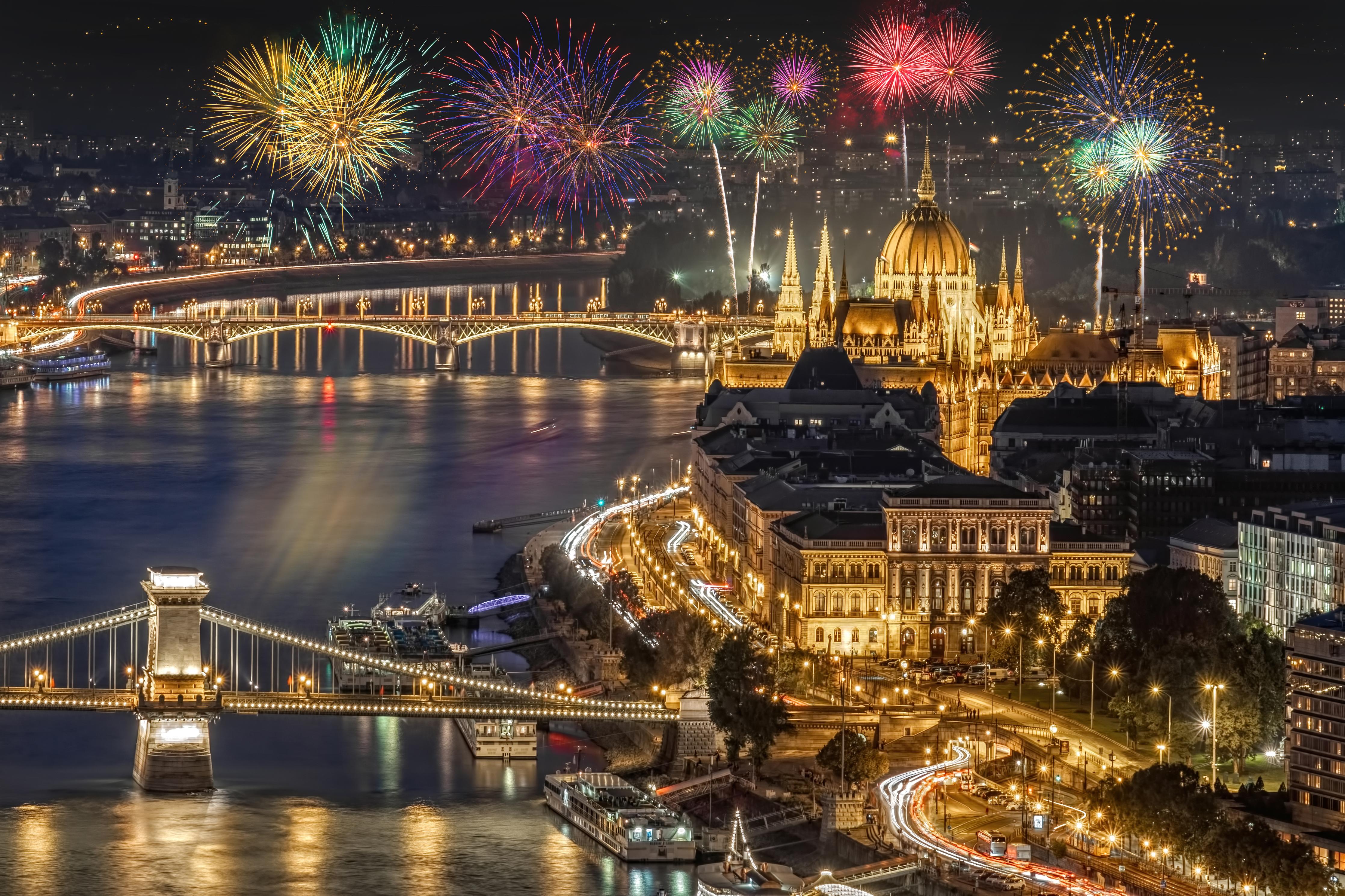 Duschrückwand-Feuerwerk über Budapest bei Nacht