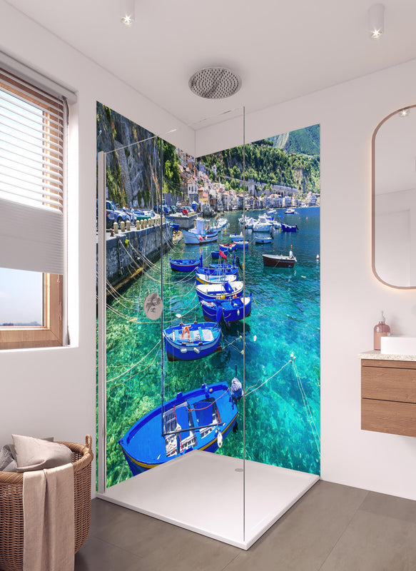 Duschrückwand - Fischerboote und das smaragdgrüne Meer - Kalabrien in hellem Badezimmer mit Regenduschkopf  - zweiteilige Eck-Duschrückwand