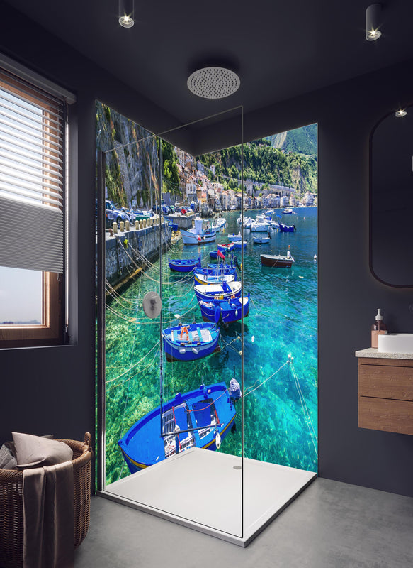 Duschrückwand - Fischerboote und das smaragdgrüne Meer - Kalabrien in hellem Badezimmer mit Regenduschkopf  - zweiteilige Eck-Duschrückwand