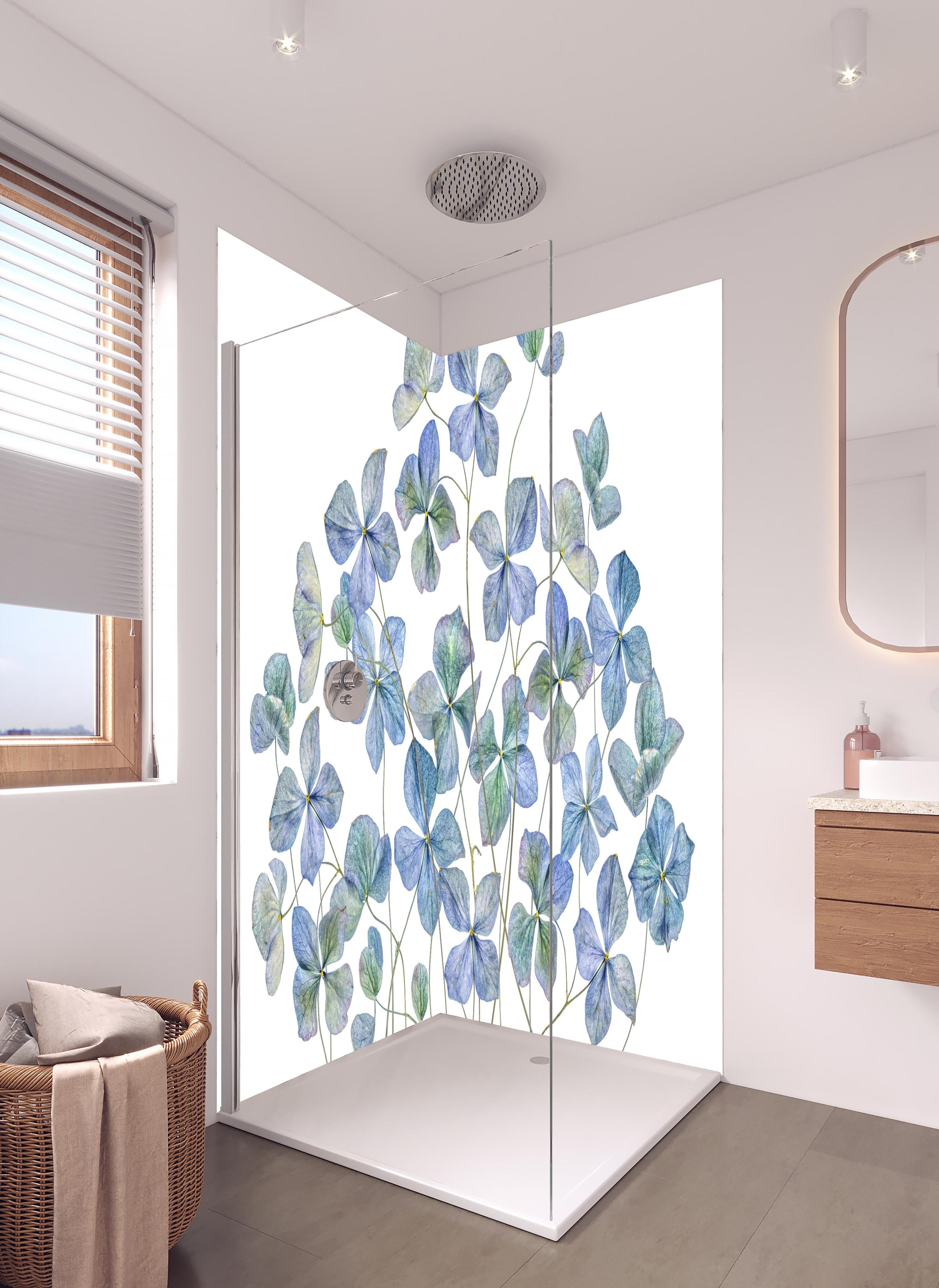 Duschrückwand - Florale Darstellung - Blaue Blumen in hellem Badezimmer mit Regenduschkopf  - zweiteilige Eck-Duschrückwand