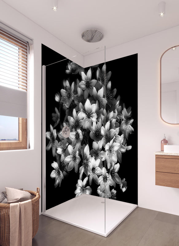 Duschrückwand - Florale Kunst - Blumenstrauß in hellem Badezimmer mit Regenduschkopf  - zweiteilige Eck-Duschrückwand