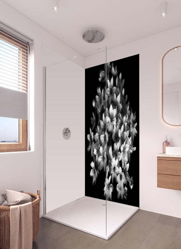 Duschrückwand - Florale Kunst - Blumenstrauß in hellem Badezimmer mit Regenduschkopf  - zweiteilige Eck-Duschrückwand