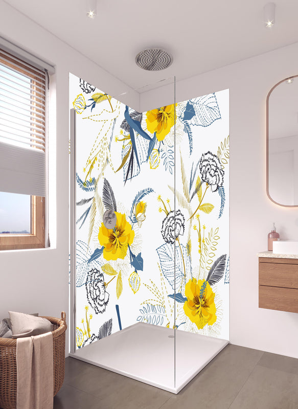 Duschrückwand - Florales Muster mit gelben Akzenten in hellem Badezimmer mit Regenduschkopf  - zweiteilige Eck-Duschrückwand